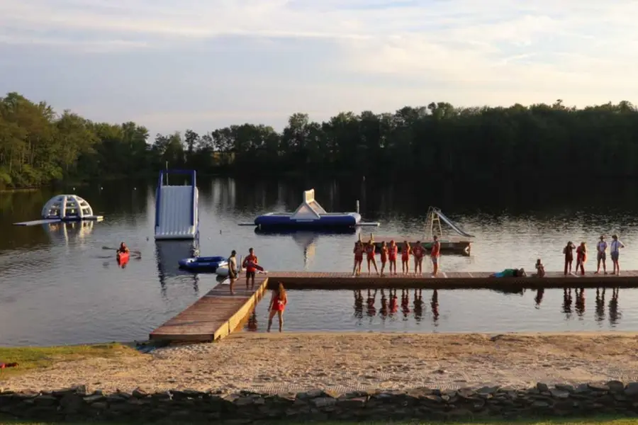 Steg und Wassersport auf dem Lake Sunset